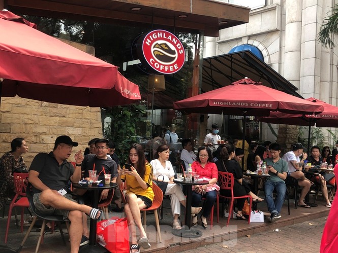 TPHCM: Người dân đông đúc ngồi cà phê, đi hội hoa 'bỏ qua' khẩu trang phòng bệnh - ảnh 16