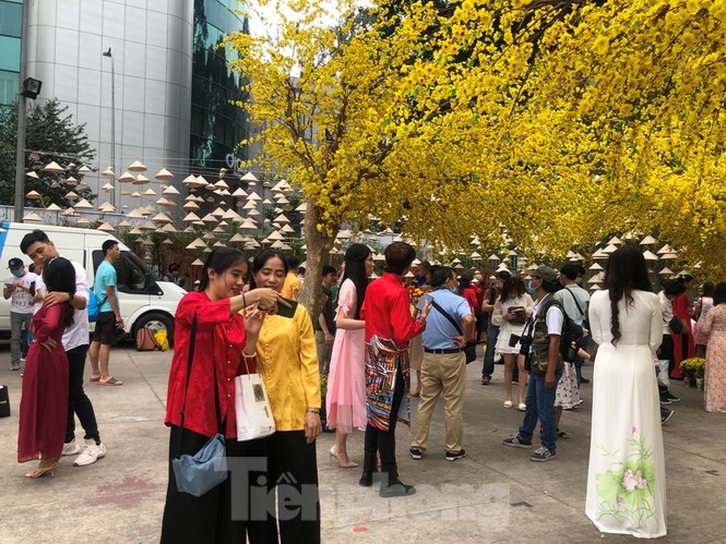 TPHCM: Người dân đông đúc ngồi cà phê, đi hội hoa 'bỏ qua' khẩu trang phòng bệnh - ảnh 3