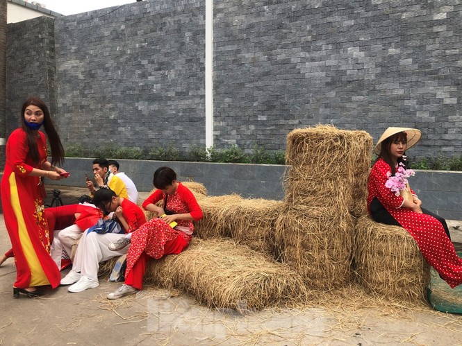 TPHCM: Người dân đông đúc ngồi cà phê, đi hội hoa 'bỏ qua' khẩu trang phòng bệnh - ảnh 10