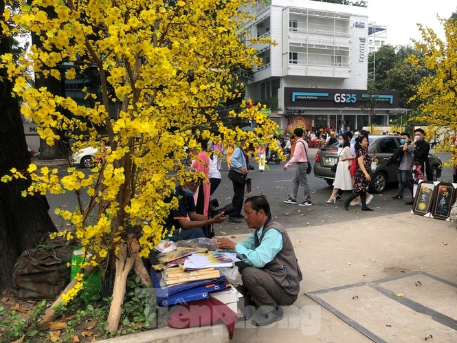 TPHCM: Người dân đông đúc ngồi cà phê, đi hội hoa 'bỏ qua' khẩu trang phòng bệnh - ảnh 12