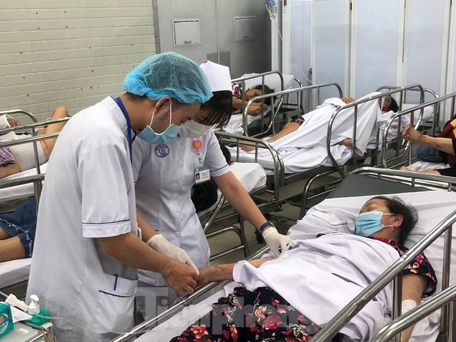 Cận cảnh đêm trắng cấp cứu bệnh nhân ngày Tết - ảnh 12