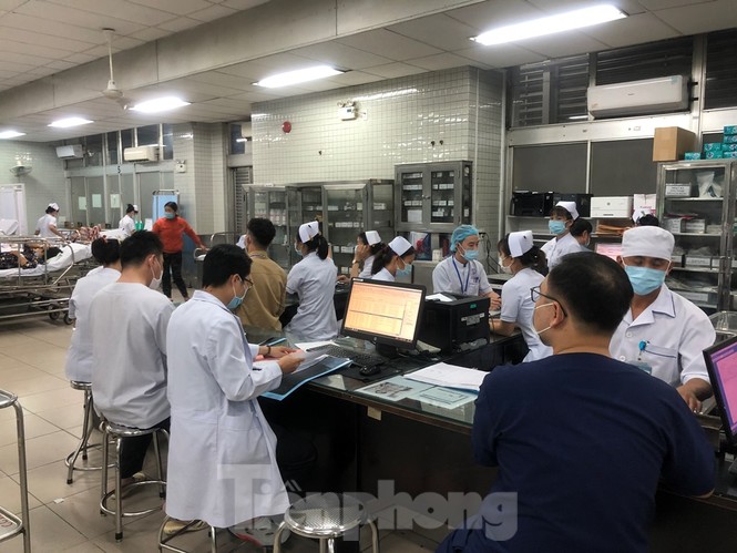 Cận cảnh đêm trắng cấp cứu bệnh nhân ngày Tết - ảnh 6