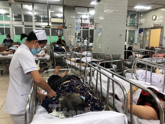 Cận cảnh đêm trắng cấp cứu bệnh nhân ngày Tết - ảnh 7