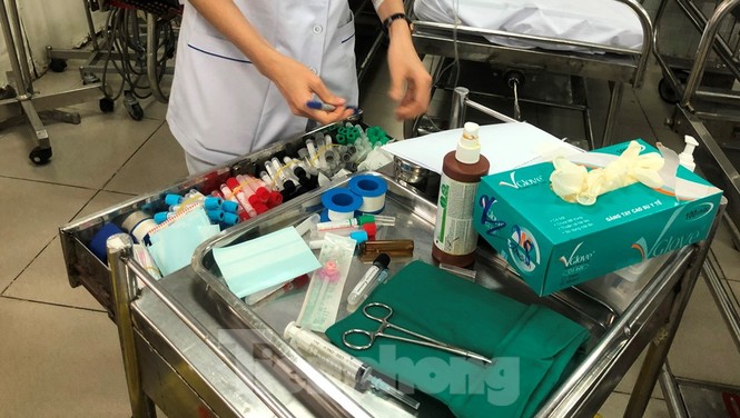 Cận cảnh đêm trắng cấp cứu bệnh nhân ngày Tết - ảnh 8