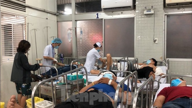 Cận cảnh đêm trắng cấp cứu bệnh nhân ngày Tết - ảnh 4