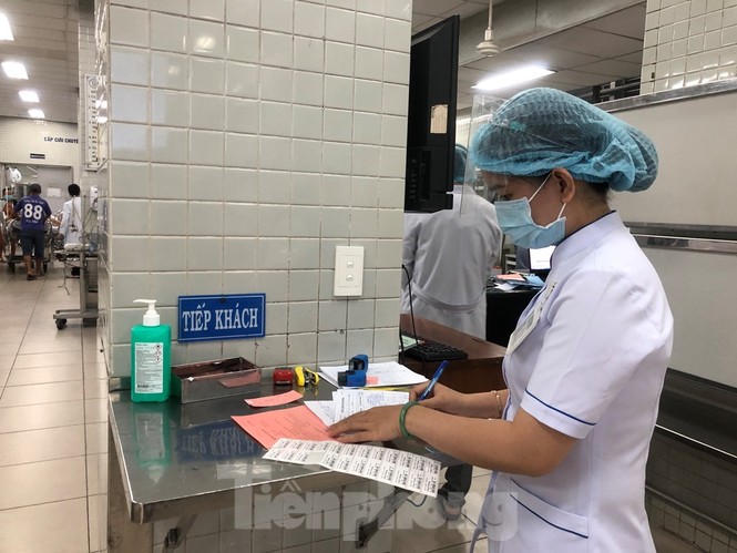 Cận cảnh đêm trắng cấp cứu bệnh nhân ngày Tết - ảnh 10