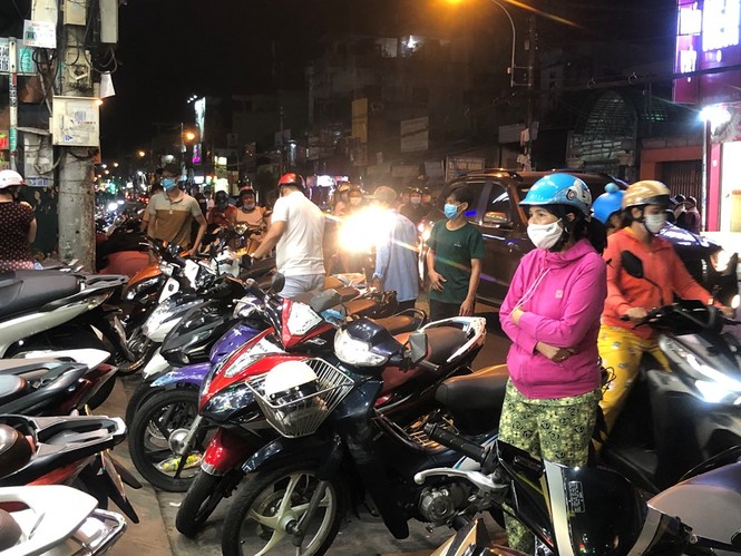 Tối muộn, người Sài Gòn vẫn kéo nhau mua vàng lấy hên - ảnh 19