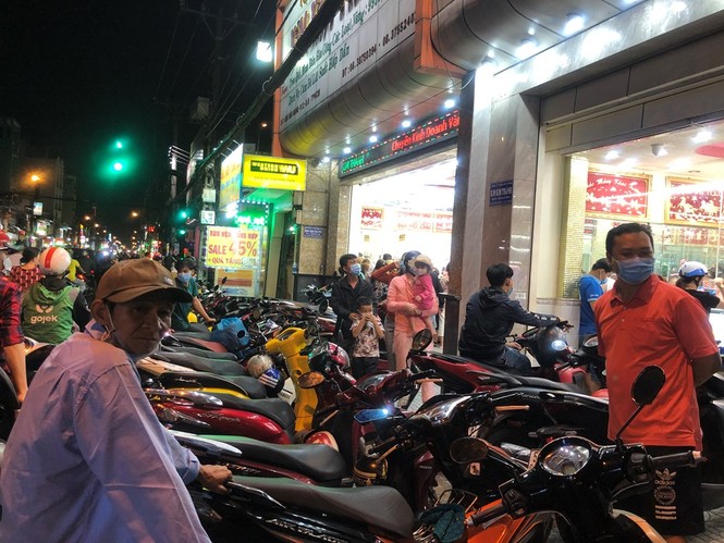 Tối muộn, người Sài Gòn vẫn kéo nhau mua vàng lấy hên - ảnh 18