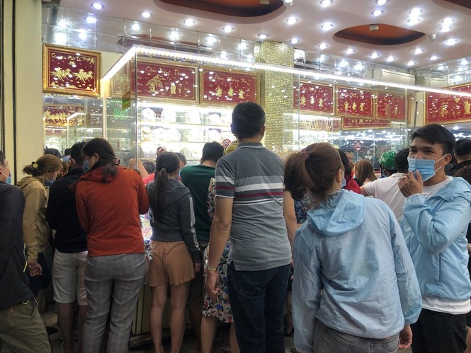 Tối muộn, người Sài Gòn vẫn kéo nhau mua vàng lấy hên - ảnh 13
