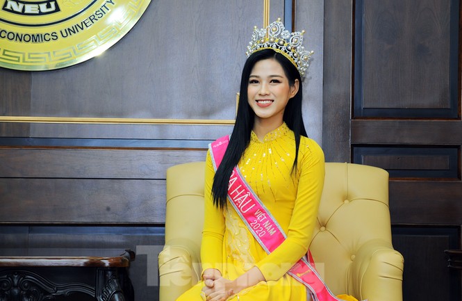 Hoa hậu Việt Nam Đỗ Thị Hà thi môn đầu tiên trong ngày trở lại trường - ảnh 2