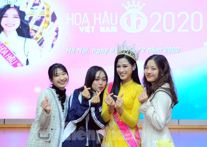 Hoa hậu Việt Nam Đỗ Thị Hà thi môn đầu tiên trong ngày trở lại trường - ảnh 1