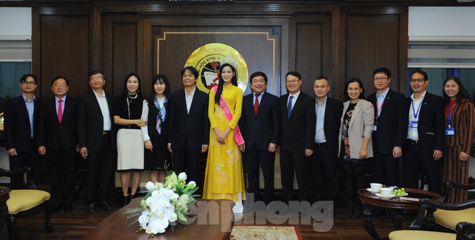 ĐH Kinh tế Quốc dân tự hào nữ sinh đầu tiên đăng quang Hoa hậu Việt Nam 2020 - ảnh 3