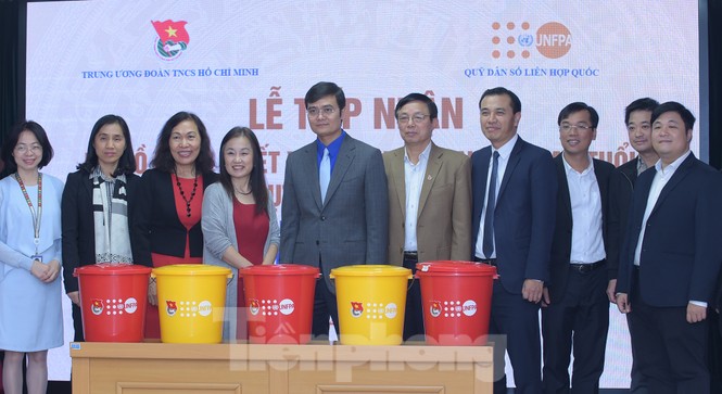 Hỗ trợ hơn 3.000 bộ đồ dùng thiết yếu cho người cao tuổi ứng phó với lũ lụt - ảnh 1