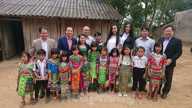 Hoa hậu Tiểu Vy, Á hậu Thúy An thân thiện trong “vòng vây” trẻ em vùng cao - ảnh 9