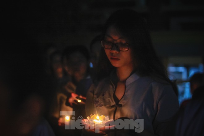 Hàng nghìn hoa đăng bằng thủy tinh được thắp trong mùa vu lan báo hiếu - ảnh 10
