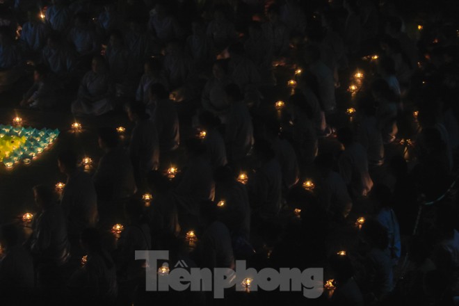 Hàng nghìn hoa đăng bằng thủy tinh được thắp trong mùa vu lan báo hiếu - ảnh 11