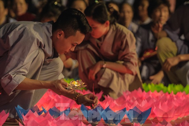 Hàng nghìn hoa đăng bằng thủy tinh được thắp trong mùa vu lan báo hiếu - ảnh 2