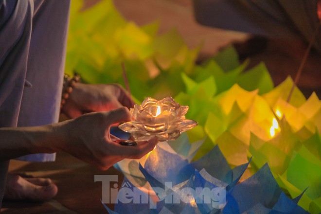 Hàng nghìn hoa đăng bằng thủy tinh được thắp trong mùa vu lan báo hiếu - ảnh 3