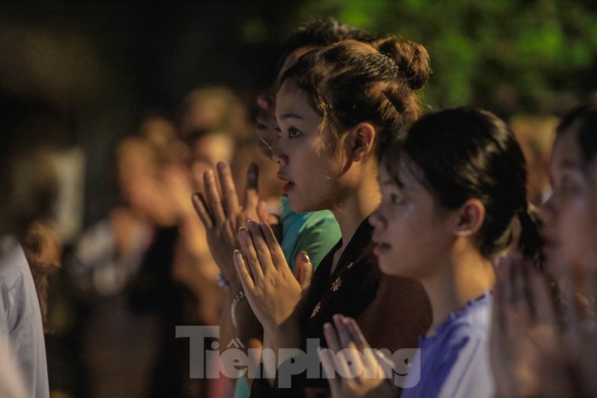 Hàng nghìn hoa đăng bằng thủy tinh được thắp trong mùa vu lan báo hiếu - ảnh 5