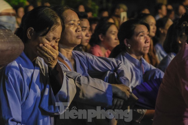 Hàng nghìn hoa đăng bằng thủy tinh được thắp trong mùa vu lan báo hiếu - ảnh 6
