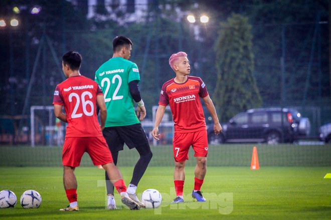 Nhuộm tóc màu hường, Hồng Duy nổi 'bần bật' giữa dàn sao tuyển Việt Nam - ảnh 1