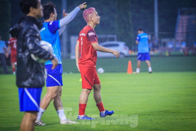 Nhuộm tóc màu hường, Hồng Duy nổi 'bần bật' giữa dàn sao tuyển Việt Nam - ảnh 7