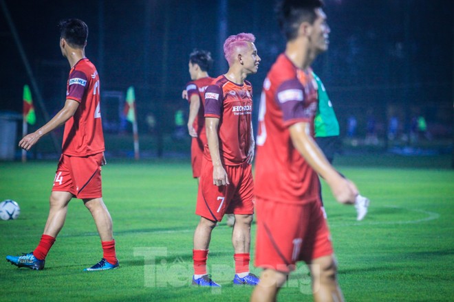 Nhuộm tóc màu hường, Hồng Duy nổi 'bần bật' giữa dàn sao tuyển Việt Nam - ảnh 8