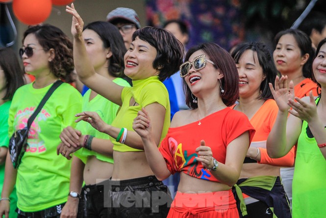 Hàng nghìn người 'khuấy đảo' phố đi bộ Hồ Gươm bằng điệu nhảy zumba - ảnh 11