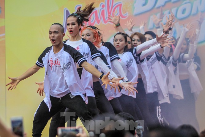 Hàng nghìn người 'khuấy đảo' phố đi bộ Hồ Gươm bằng điệu nhảy zumba - ảnh 2