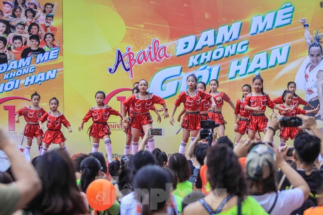 Hàng nghìn người 'khuấy đảo' phố đi bộ Hồ Gươm bằng điệu nhảy zumba - ảnh 3