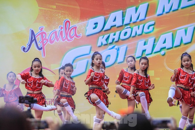 Hàng nghìn người 'khuấy đảo' phố đi bộ Hồ Gươm bằng điệu nhảy zumba - ảnh 4
