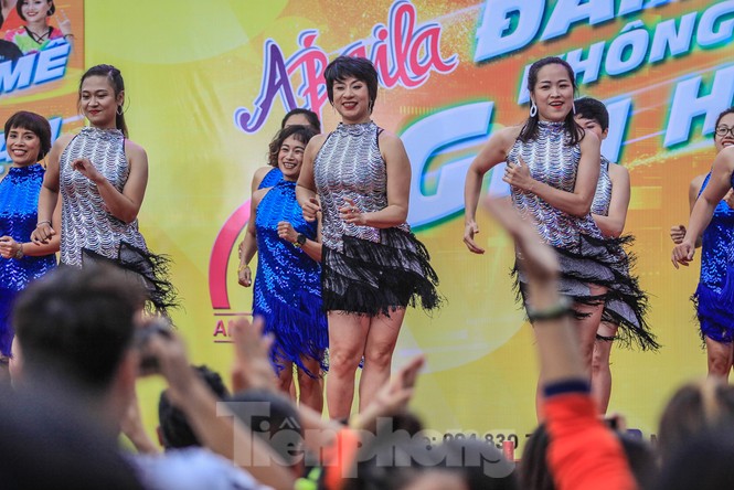 Hàng nghìn người 'khuấy đảo' phố đi bộ Hồ Gươm bằng điệu nhảy zumba - ảnh 5