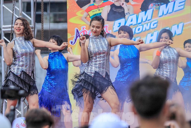 Hàng nghìn người 'khuấy đảo' phố đi bộ Hồ Gươm bằng điệu nhảy zumba - ảnh 6