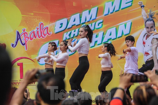 Hàng nghìn người 'khuấy đảo' phố đi bộ Hồ Gươm bằng điệu nhảy zumba - ảnh 7