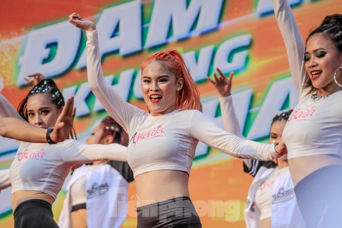 Hàng nghìn người 'khuấy đảo' phố đi bộ Hồ Gươm bằng điệu nhảy zumba - ảnh 9