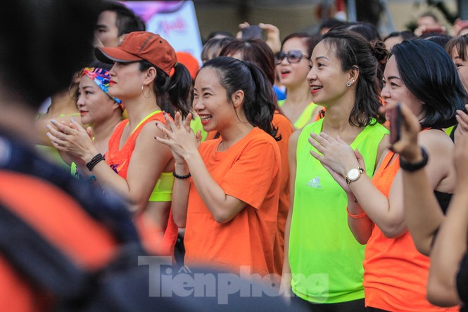 Hàng nghìn người 'khuấy đảo' phố đi bộ Hồ Gươm bằng điệu nhảy zumba - ảnh 10