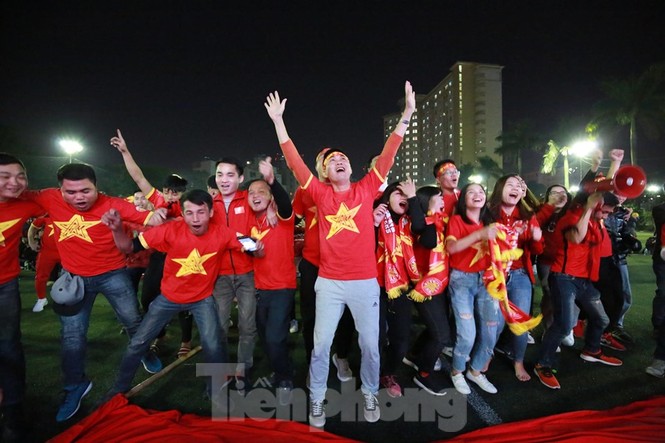 CĐV Hà Nội 'vỡ òa' trước những bàn thắng của U22 Việt Nam - ảnh 5