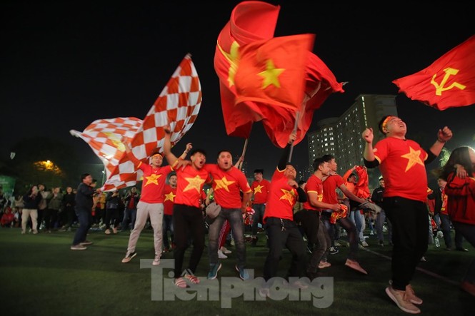 CĐV Hà Nội 'vỡ òa' trước những bàn thắng của U22 Việt Nam - ảnh 6