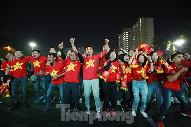 CĐV Hà Nội 'vỡ òa' trước những bàn thắng của U22 Việt Nam - ảnh 7