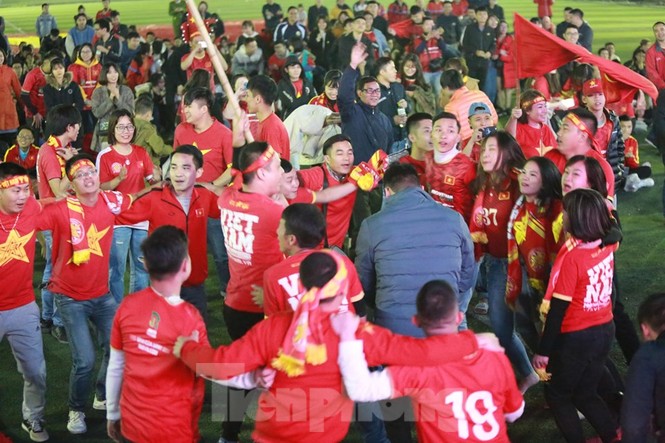 CĐV Hà Nội 'vỡ òa' trước những bàn thắng của U22 Việt Nam - ảnh 8