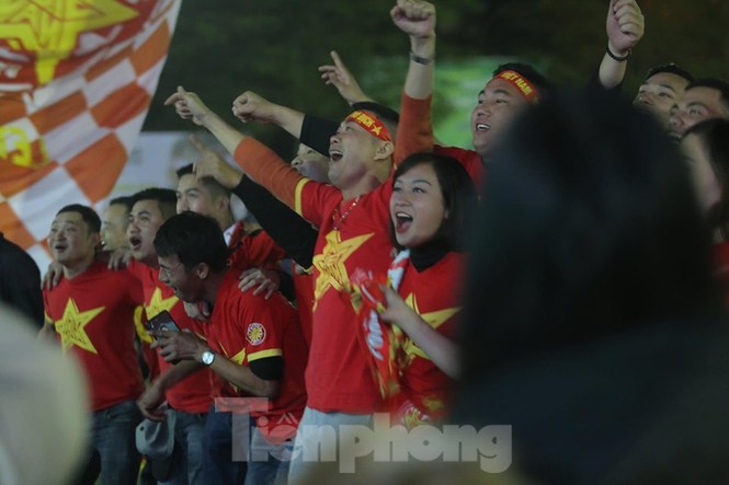 CĐV Hà Nội 'vỡ òa' trước những bàn thắng của U22 Việt Nam - ảnh 10