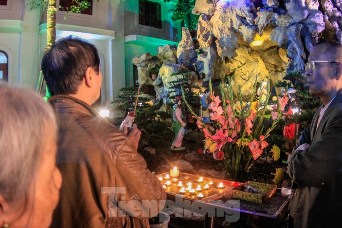 Giáo xứ Thái Hà thắp nến, cầu nguyện trong đêm Giáng sinh - ảnh 7