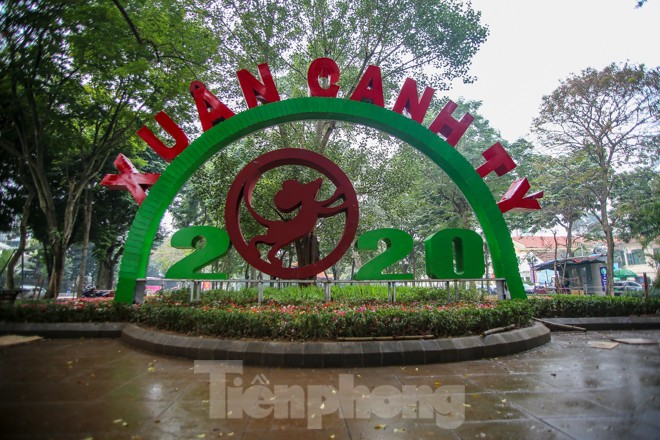 Đường phố Hà Nội trang hoàng đón Tết Canh Tý 2020 - ảnh 12