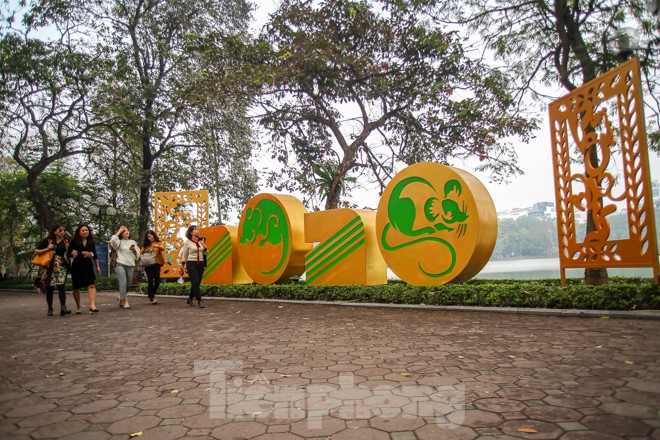 Đường phố Hà Nội trang hoàng đón Tết Canh Tý 2020 - ảnh 14
