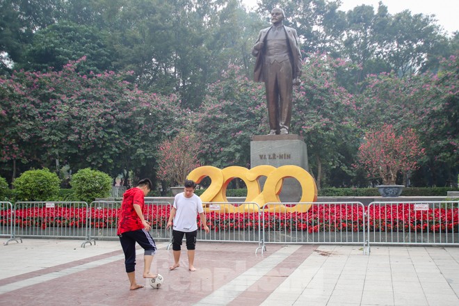 Đường phố Hà Nội trang hoàng đón Tết Canh Tý 2020 - ảnh 15