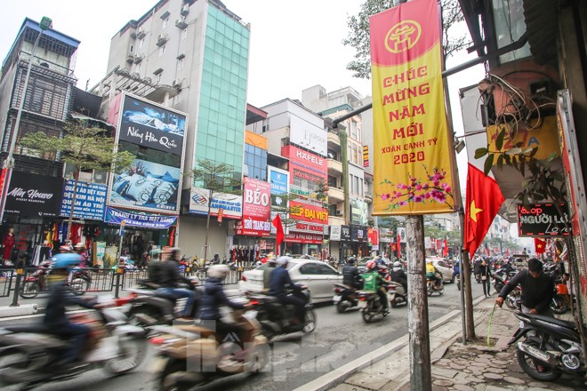 Đường phố Hà Nội trang hoàng đón Tết Canh Tý 2020 - ảnh 1