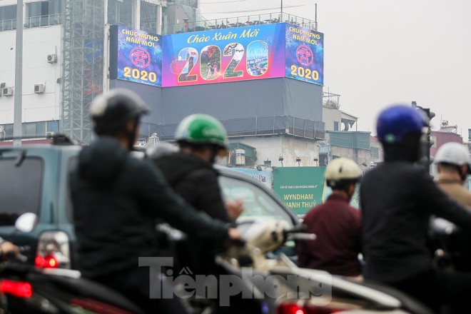 Đường phố Hà Nội trang hoàng đón Tết Canh Tý 2020 - ảnh 3