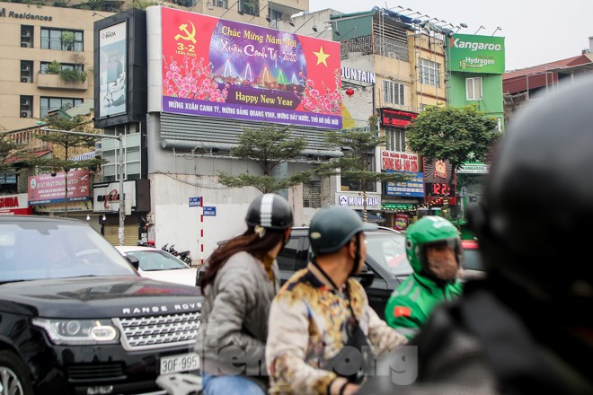 Đường phố Hà Nội trang hoàng đón Tết Canh Tý 2020 - ảnh 4