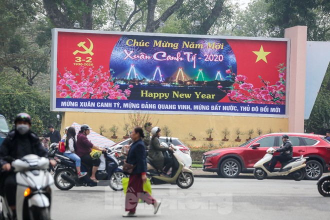 Đường phố Hà Nội trang hoàng đón Tết Canh Tý 2020 - ảnh 8