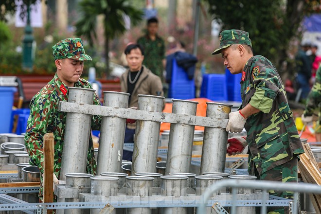 Tận thấy trận địa pháo hoa bên Hồ Tây trước giờ khai hỏa - ảnh 4